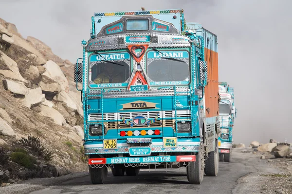 Lastbil på den höga höjden Manali - Leh road, Indien — Stockfoto