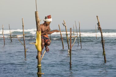 Balıkçılar benzersiz tarzı Balık tutma. Bu tür Balık tutma için Güney Sri Lanka Hint Okyanusu'nda geleneksel.