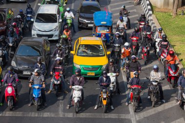 Trafik yavaş yavaş Bangkok, Tayland işlek bir yol boyunca taşır..