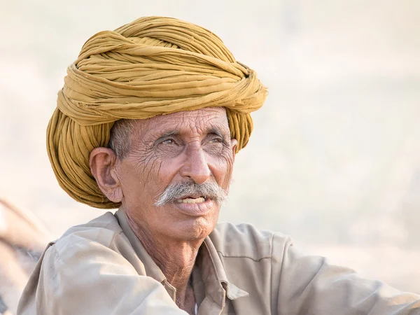 Indiase nomad deelgenomen aan de jaarlijkse Pushkar Camel Mela — Stockfoto