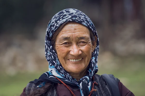 Alte unbekannte Bewohnerin in leh. Indien — Stockfoto