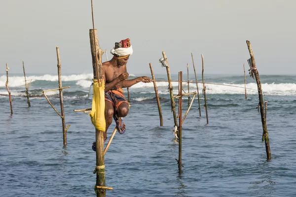 Fishermen are fishing in unique style. This type of fishing is traditional for South Sri Lanka in Indian ocean. — Stock Photo, Image