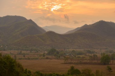 Görkemli günbatımı dağlar peyzaj. Pai, Tayland 