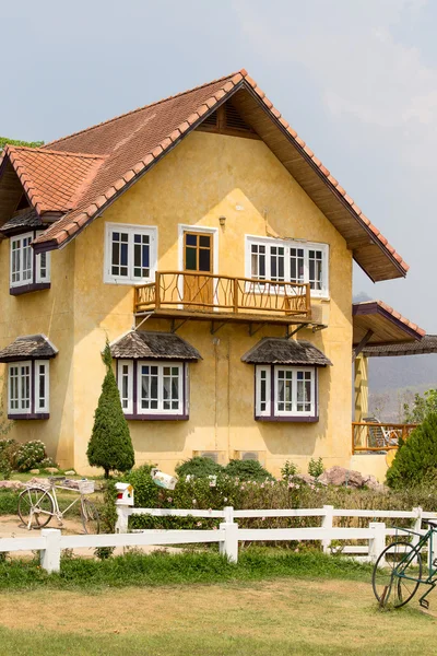 Beautiful yellow stone house in the tourist town of Pai, Mae Hong Son,Thailand — Stock Photo, Image