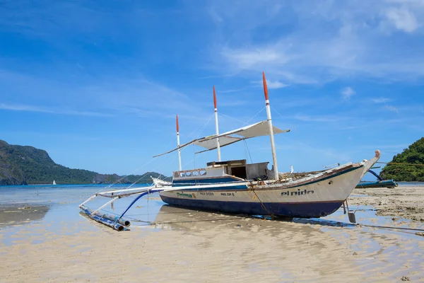 Sahilde tekne. El Nido, Filipinler — Stok fotoğraf