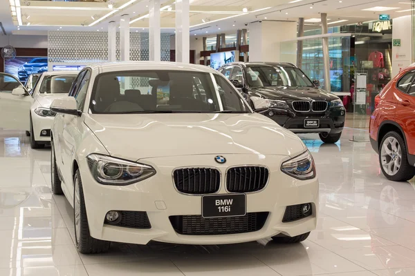 BMW 116i samochodów na wystawie w centrum handlowego Siam Paragon w Bangkoku. — Zdjęcie stockowe