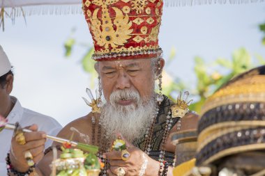 Eski Brahman sahilde Ketewel dini ayin yürütmektedir. Bali, Endonezya