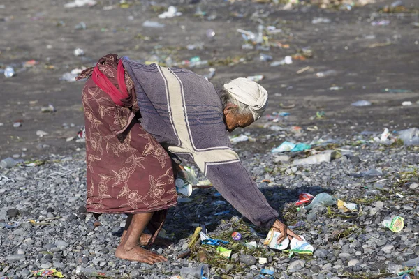 Vecchia povera donna sull'isola di Bali. Indonesia Immagine Stock