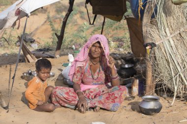 Kadın ve çocuk katıldı, yıllık Pushkar deve Mela. Hindistan