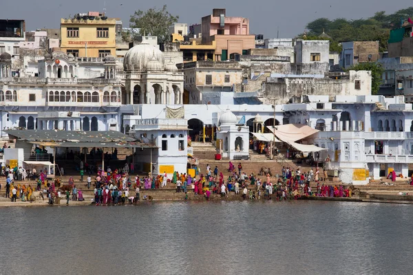 Niet-geïdentificeerde mensen in Heilige Pushkar Sarovar lake in India — Stockfoto