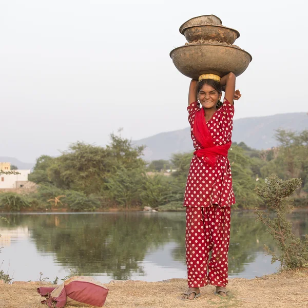 インドの少女、有人で毎年恒例のプシュカル ラクダ メラ。インド — ストック写真