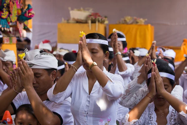 Il popolo indonesiano festeggia il capodanno balinese — Foto Stock