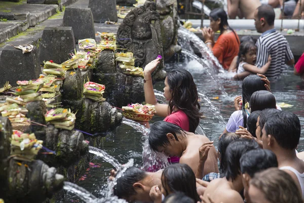 Familias balinesas acuden al templo del agua de manantiales sagrados de Tirta Empul en Bali, Indonesia — Foto de Stock