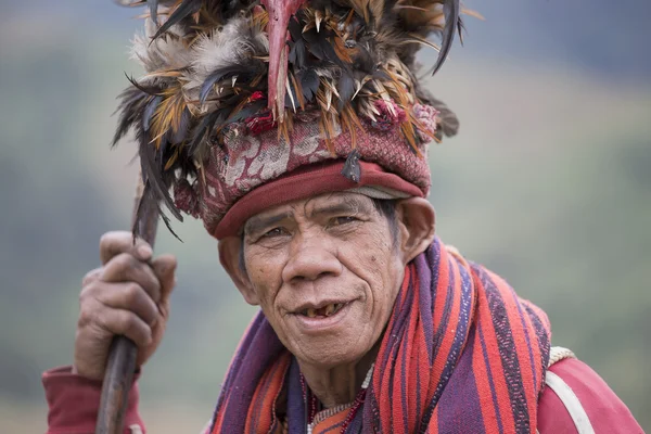 Portret Ifugao op het eiland man in nationale klederdracht naast rijstterrassen... Filippijnen. — Stockfoto