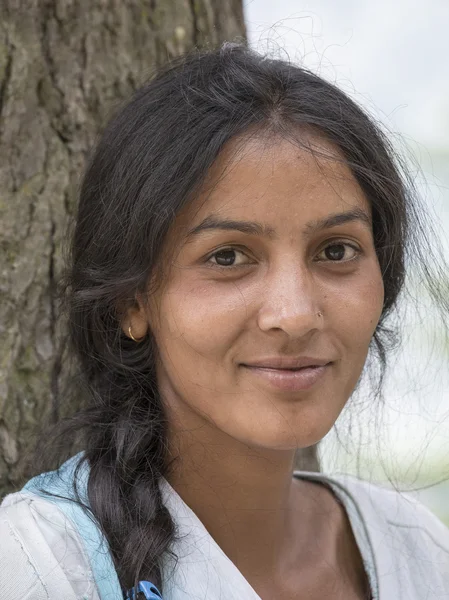 Τοπική κοπέλα στο ΜΑΝΑΛΗ, Ινδία — Φωτογραφία Αρχείου