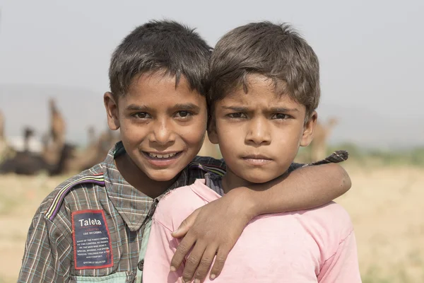 Zwei kleine Jungen in Pushkar Kamel mela. Indien lizenzfreie Stockbilder