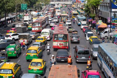 Trafik yavaş yavaş Bangkok, Tayland işlek bir yol boyunca taşır..