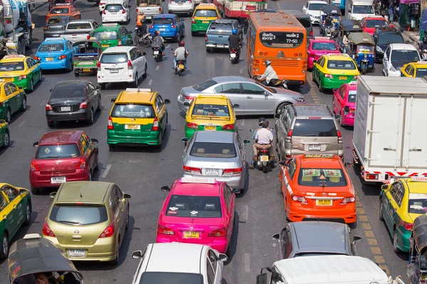 Der Verkehr bewegt sich langsam auf einer vielbefahrenen Straße in Bangkok, Thailand. — Stockfoto