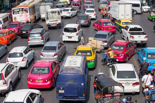 Traffic moves slowly along a busy road in Bangkok, Thailand. — Stock Photo, Image