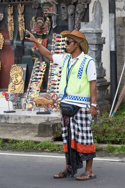 Asistente de estacionamiento balinés en la calle principal de Ubud — Foto de Stock