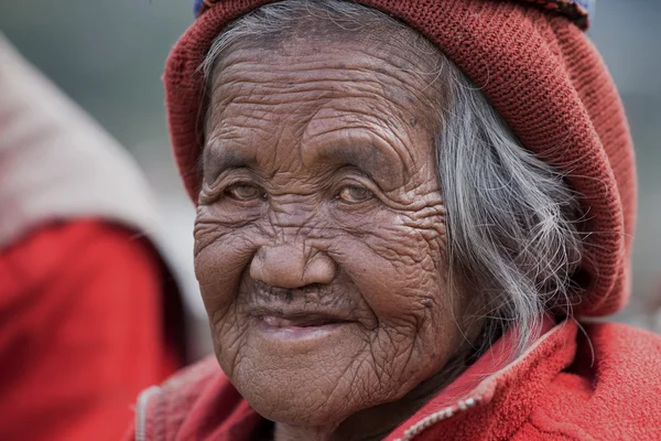 Mulher Ifugao em vestido nacional ao lado de terraços de arroz em Banaue, Filipinas . — Fotografia de Stock