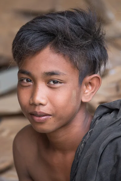 Porträt eines unbekannten jungen Mannes, der in einer Tischlerei arbeitet. Jugendliche in Indonesien begannen seine Karriere sehr früh — Stockfoto