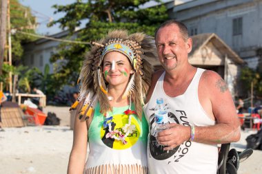 Adam ve kadın adası Koh Phangan dolunay partiye katılmak. Tayland