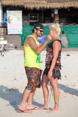 Adam ve kadın adası Koh Phangan dolunay partiye katılmak. Tayland