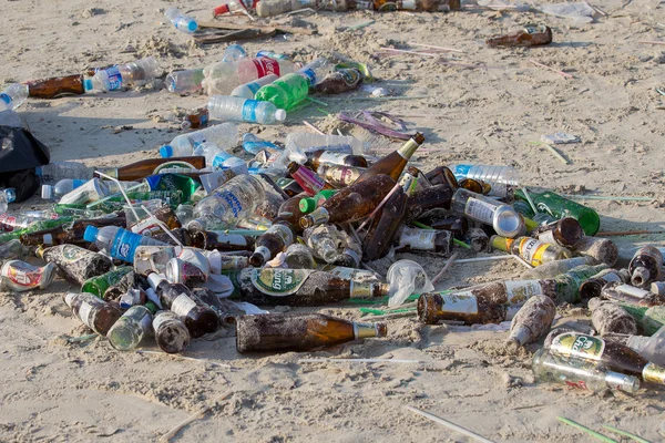 Consecuencias de la contaminación costera en la playa de Haad Rin después de la fiesta de luna llena en la isla Koh Phangan. Tailandia —  Fotos de Stock