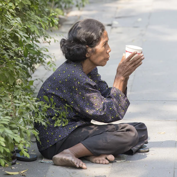 泰国老乞丐女子在一条街道上等待施舍 — 图库照片