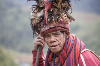 Portre Ifugao pirinç terasları yanındaki ulusal elbiseli adam... Filipinler. 
