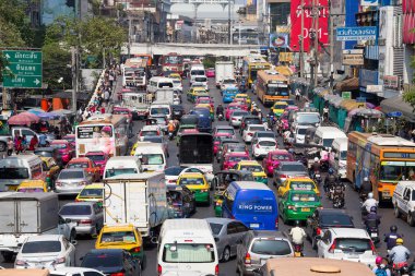 Trafik yavaş yavaş Bangkok, Tayland işlek bir yol boyunca taşır..