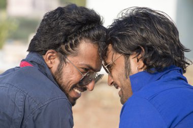Pushkar, Hindistan'da adil deve iki Hintli adam geldi