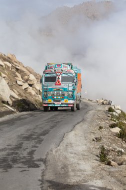 Kamyon üzerinde yüksek irtifa Manali - Leh road, Hindistan 
