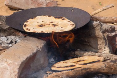 Chapatti üzerinde ateş, yakın çekim