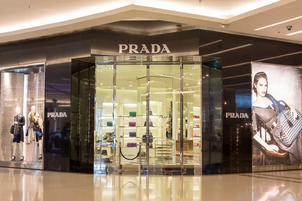 Framifrån av Prada butiken i Siam Paragon Mall. Bangkok, Thailand — Stockfoto