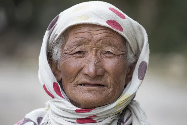 Alte unbekannte Bewohnerin in leh. Indien — Stockfoto