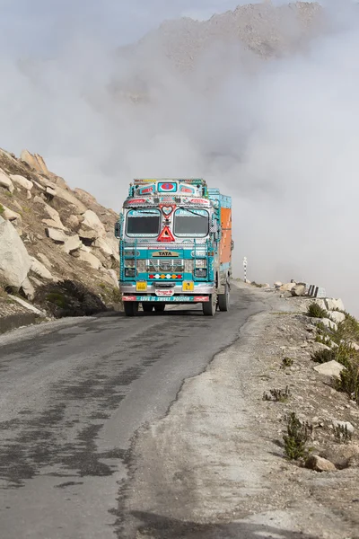 Truck on the high altitude Manali - Leh road , India — Stock Photo, Image