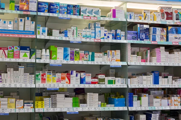 Píldoras médicas y medicamentos médicos en farmacia stand en el supermercado Siam Paragon.Thailand —  Fotos de Stock