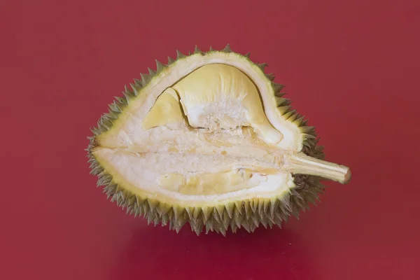 Król owoców, durian na czerwonym tle — Zdjęcie stockowe