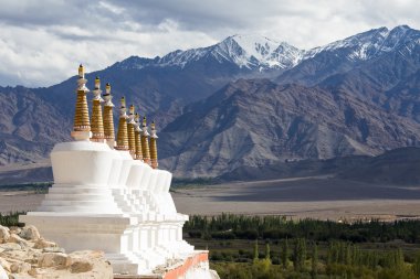 Budist stupa ve Himalaya Dağları. Ladakh, Hindistan shey Palace 