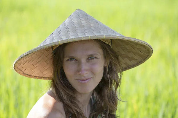 Portrait belle fille dans la nature, gros plan — Photo