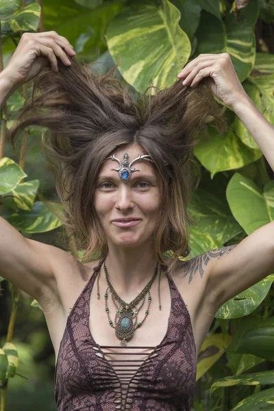 Portrait belle fille hippie dans la nature, gros plan — Photo