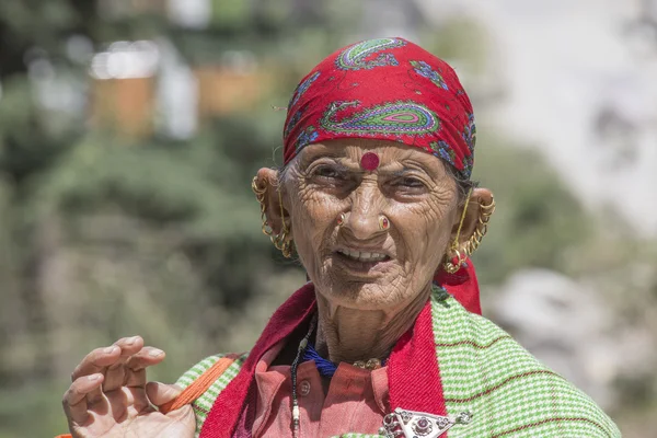 Velha mulher local em Manali, Índia — Fotografia de Stock