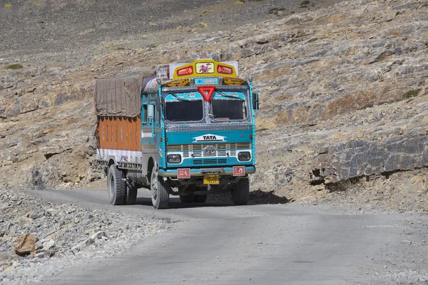 Lastbil på den höga höjden Manali - Leh road, Indien — Stockfoto