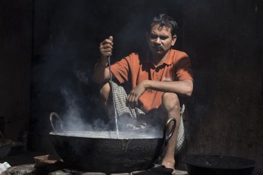 Hint sokak satıcı yangın eski wok lokanta olun. Pushkar, Hindistan