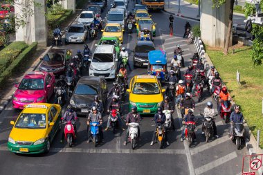 Trafik yavaş yavaş Bangkok, Tayland işlek bir yol boyunca taşır..