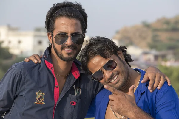 Pushkar, Hindistan'da adil deve iki Hintli adam geldi