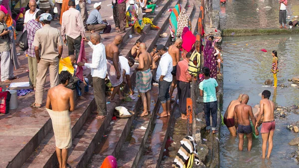 Hint insanlar kutsal Ganj Nehri yıkama ritüeli. Harid, Hindistan — Stok fotoğraf