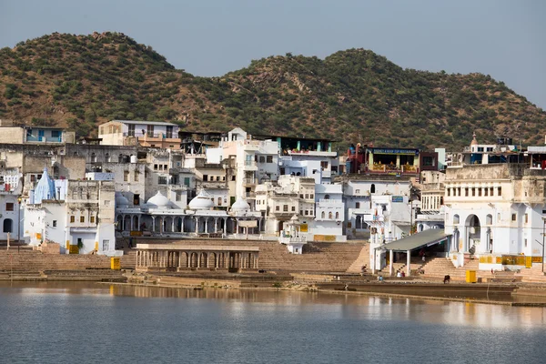 Niet-geïdentificeerde mensen in Heilige Pushkar Sarovar lake in India — Stockfoto